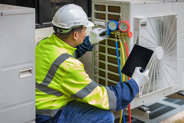 Professional Hvac technician working in Aurora, OR